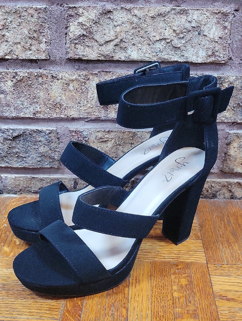 Y NOT Chic Black 4.5 inch Heels Velvet Feminine Like New